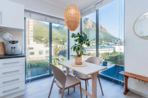 Trendy Surfers corner Apartment with Mountain view